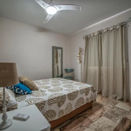 Con Terraza Y Vistas Al Mar